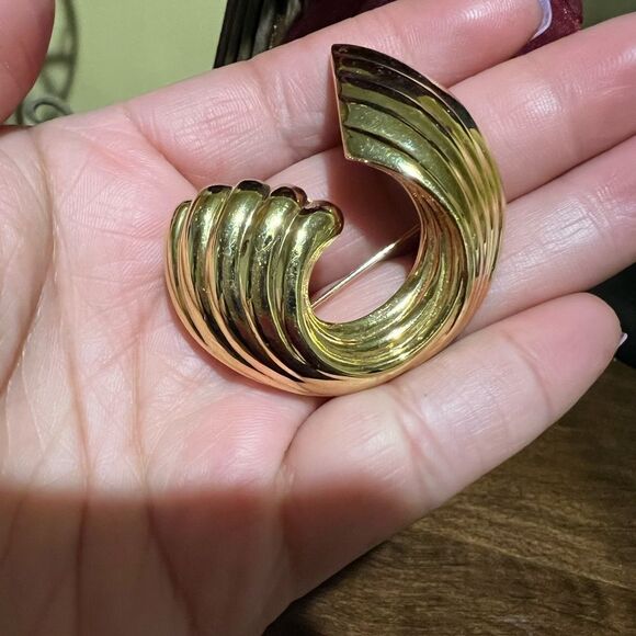 Vintage NAPIER Signed Polished Ribbed Gold Tone Brooch Pin - Picture 1 of 3